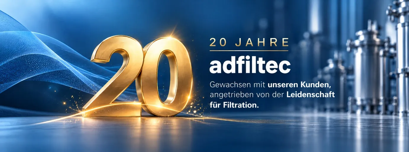 Jubiläumsgrafik: eine goldene 20 vor einer Prozessanlage, daneben der Text „20 Jahre adfiltec – Gewachsen mit unseren Kunden, angetrieben von der Leidenschaft für Filtration.“