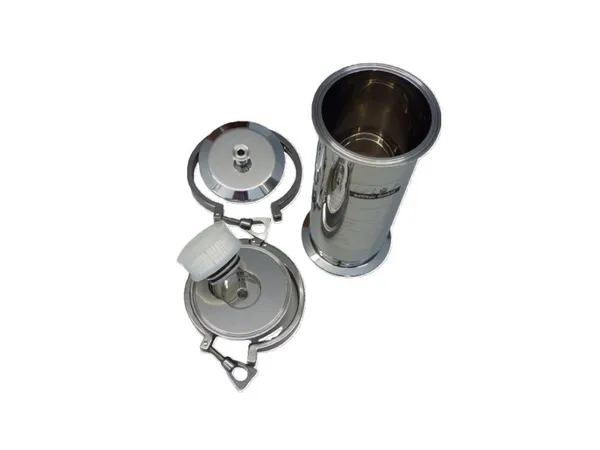 Geöffnetes Filtergehäuse mit Deckel, Clamp und Filtereinsatz