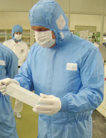 CEA der adfiltec im Reinraum der Filterherstellung